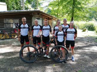 Gruppenfoto Teilnehmer MTB Rennen 2021